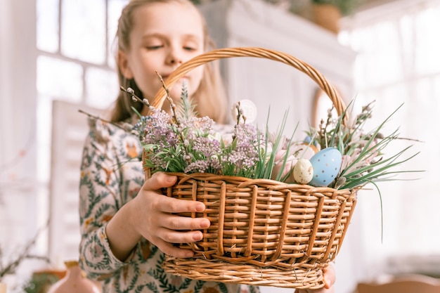 Russland Moskau 04092022 frohe Osterferienzeit im Frühling Kleines achtjähriges Mädchen hält Korb mit bemalten Eiern und gebackenen Osterkuchen festliche Wohnkultur traditionelles Essen