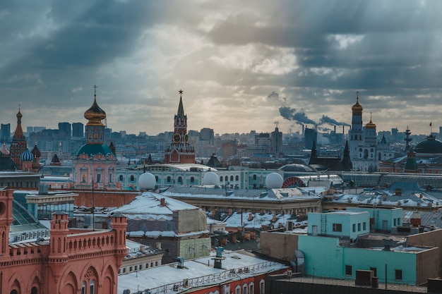 Russland, Moskau Stadtbild. Blick vom Dach eines Hauses im zentralen Teil der Stadt.