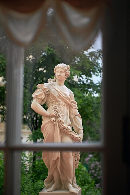 Russland Sankt Petersburg Eremitage 14. Juni 2022 Antike römische Statue einer Frau aus weißem Marmor durch das Fenster