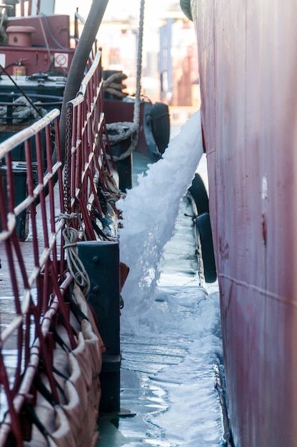 Russland Sankt Petersburg Mai 2021Entladung von Ballastwasser auf dem Deck eines Öltankers in der Bucht im Hafen