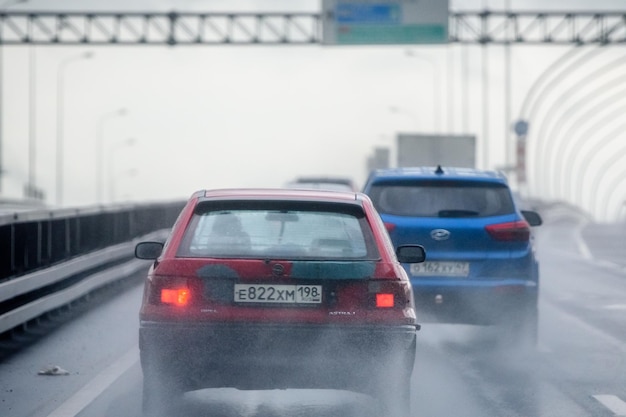 Russland St. Petersburg 26. August 2020 Verkehr auf der Umgehungsstraße bei Regen Schlechtes Wetter und Fahren