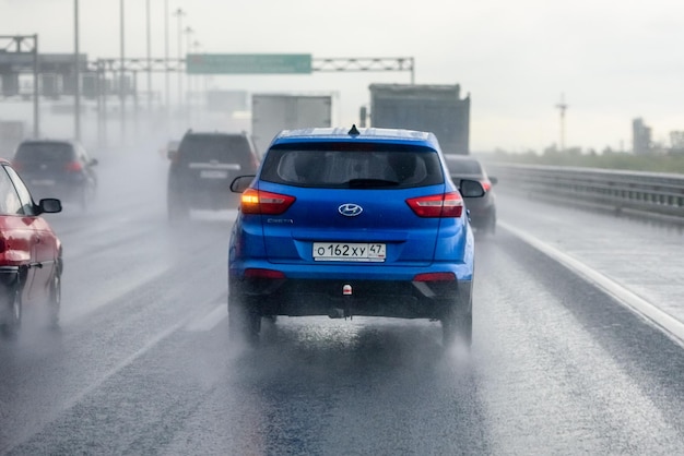 Russland St. Petersburg 26. August 2020 Verkehr auf der Umgehungsstraße bei Regen Schlechtes Wetter und Fahren