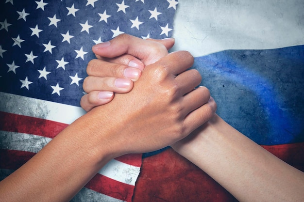 Foto russland und amerika geben sich nach der versöhnung die hand