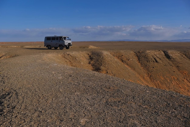 Russo van mongol no parque nacional do deserto de gobi na mongólia