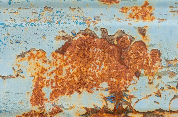 Rust.Old rostiger Metallhintergrund. Eine alte blaue Metallwand mit Flecken und Roststreifen.
