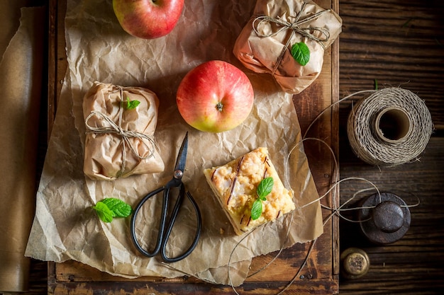 Rústica y sabrosa tarta de manzana para llevar con crumble