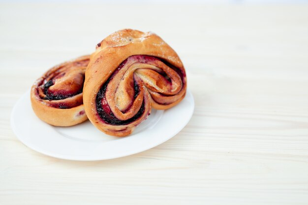 Rústico com torta de baga de corrente preta em branco