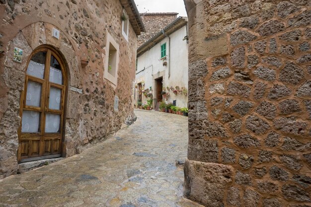 Rústico, rua de vasos de flores na ilha turística de maiorca, cidade de valdemosa na espanha