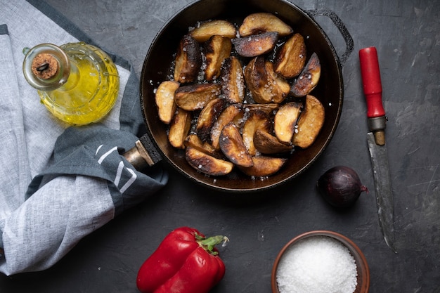 Rustikale Bratkartoffeln mit Salz Nahaufnahme, Makro