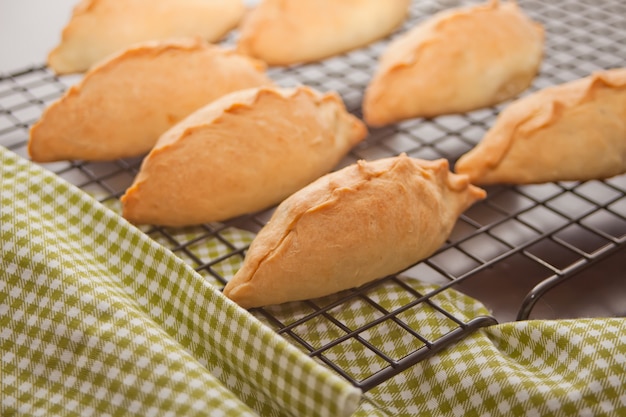 Rustikale Gebäckkuchen mit Fleisch und Kartoffel