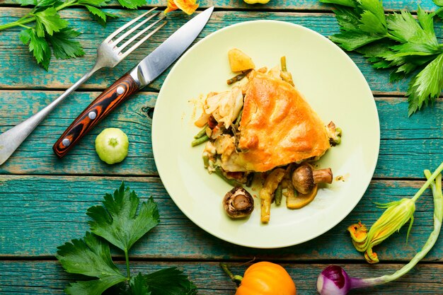 Rustikale geschlossene Gemüsetorte. Pie mit Zucchini und Kürbis.