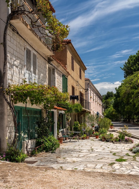 Rustikale Häuser und Wohnungen in der Küstenstadt Novigrad in Kroatien