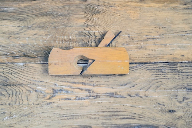 Rustikale Holzbearbeitungswerkzeuge auf altem Holztisch Draufsichtkopierraum