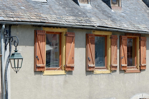 Rustikale Holzfenster auf dem alten französischen Haus im Dorf Arreau Pyrenäen Frankreich