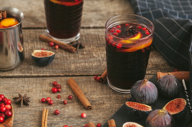 Rustikale Komposition mit Glitzerwein und Zutaten auf altem Holztisch