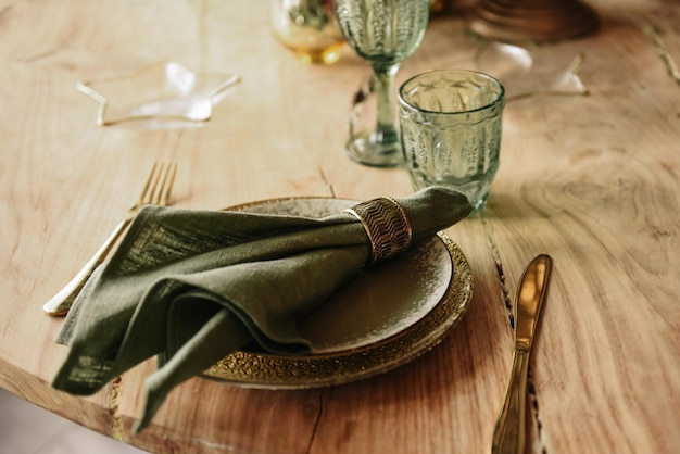Rustikale Küche mit Holztisch und grünen Vintage-Gläsern
