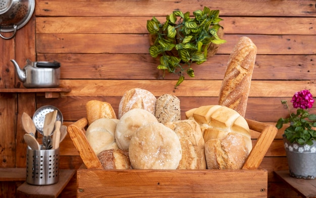 Rustikale Landhausküche aus recyceltem Holz Große Auswahl an frischem Brot verschiedener Sorten im Holzkorb