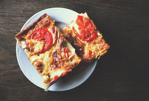 Rustikale Pizza mit Salami-Tomaten und Käse