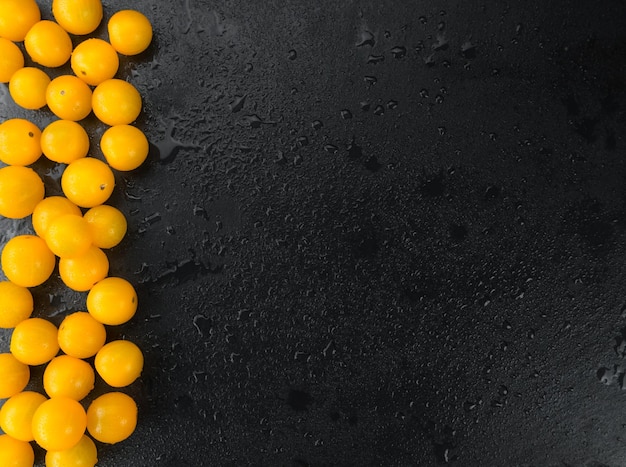 Rustikale Schieferplatte mit selektivem Fokus der gelben Tomaten