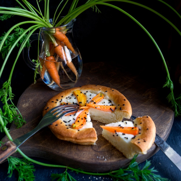 Rustikale Torte mit Karotten. Auf dunklem hintergrund.