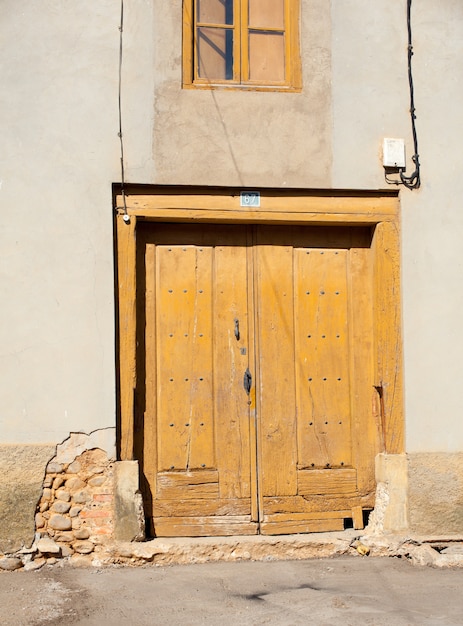 Rustikale Tür in einem kleinen Dorf in Spanien