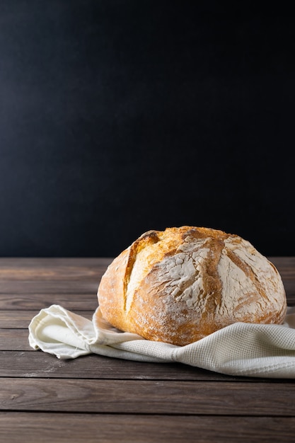 Rustikale Zusammensetzung des frisch gebackenen Brotes