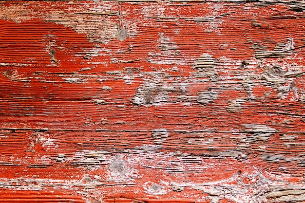 Rustikaler alter verwitterter roter Holzbretthintergrund Rote Farbe auf einer Holzoberfläche abgenutzte Holzstruktur Abblätternde rote Farbe auf einer Holzoberfläche Verwendbar für Weihnachtskonzepte oder Vintage-Konzept