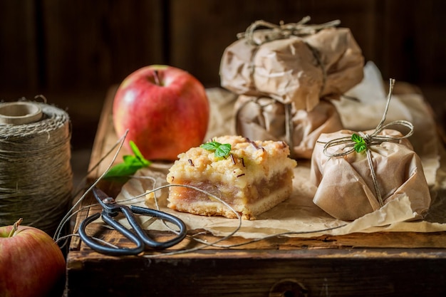 Rustikaler Apfelkuchen zum Mitnehmen, verpackt in einem grauen Papier