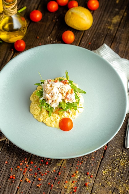 Foto rustikaler hölzerner hintergrund, oben und seitlich, salat mit krabbenfleisch, salat, kartoffelpüree