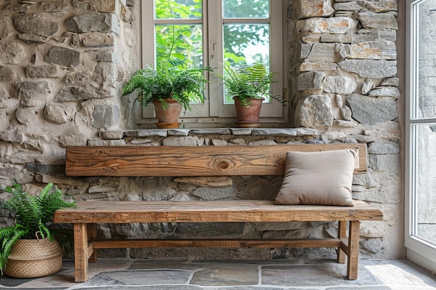 Rustikaler Holzsitz neben einer Wand aus Natursteinverkleidung