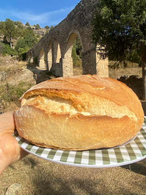 Rustikaler runder Brotkauf in Pedraza, der mittelalterlichen Stadt Segovia in Spanien