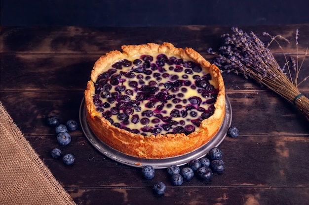 Rustikaler Shortbread Pie mit Blaubeeren in Sauerrahmfüllung