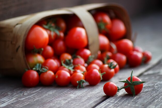 rustikaler Tomatenkorb frisch auf Holz