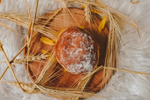 Rustikales Brot auf braunem Holztisch. Ansicht von oben oder flach liegend. Platz kopieren.