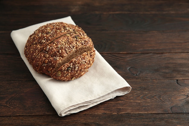 Rustikales Brot auf einem alten Vintage planked Holztisch