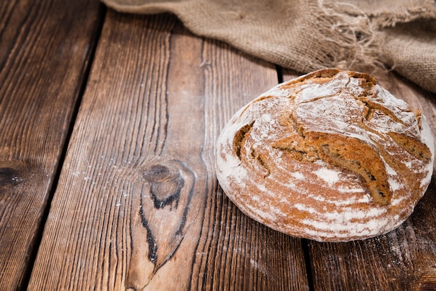 Rustikales Brot auf hölzernem Hintergrund