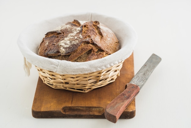 Rustikales Brot auf Holztisch