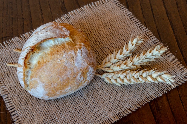 Rustikales Brot auf Holztisch