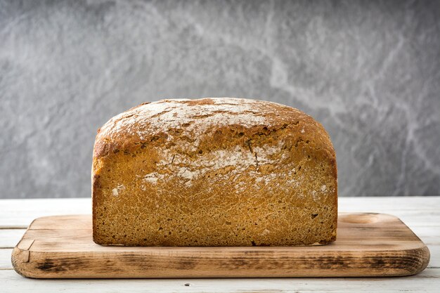 Rustikales Brot auf weißem Holz