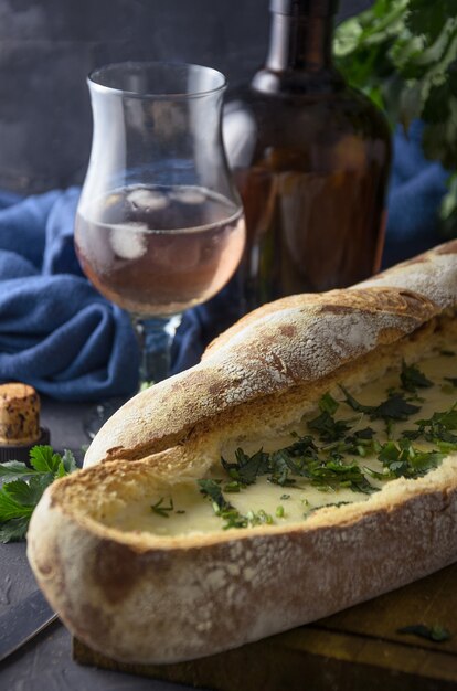 Rustikales Brot mit weißer Sauce im Dunkeln