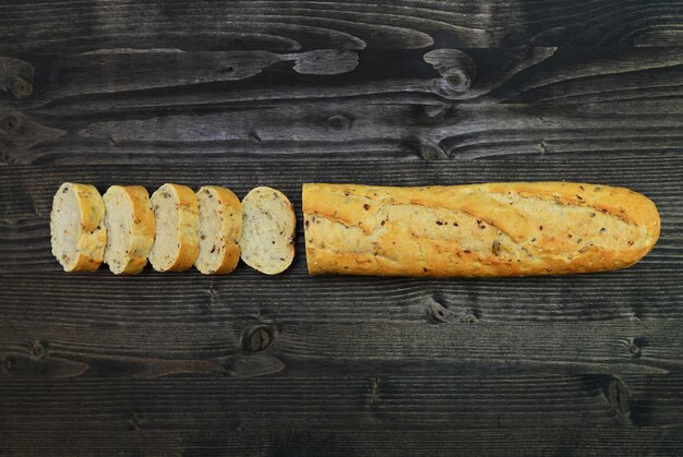 rustikales Brot über dunklem Holz