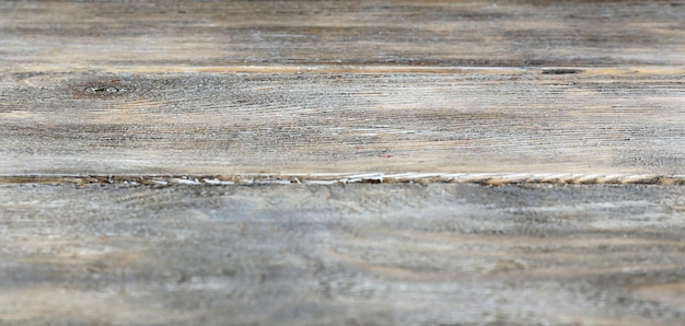 Rustikales Holzbrett auf grauem Hintergrund
