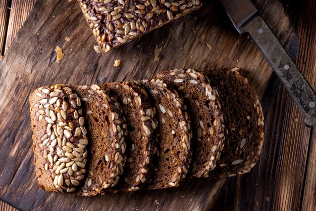 Rustikales Körnerbrot mit Sonnenblumenkernen auf einem Holzbrett.