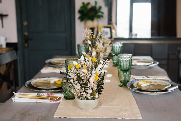 Rustikales Küchendekor Trockenblumen in einer Keramikvase auf dem Esstisch