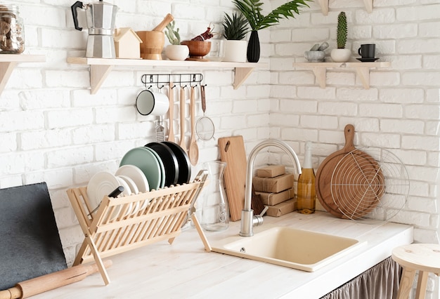 Rustikales Kücheninterieur mit weißer Backsteinmauer und weißen Holzregalen