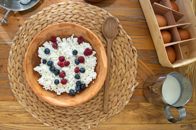Rustikales, natürliches, umweltfreundliches Essen auf dem dekorierten Tisch mit Hüttenkäse