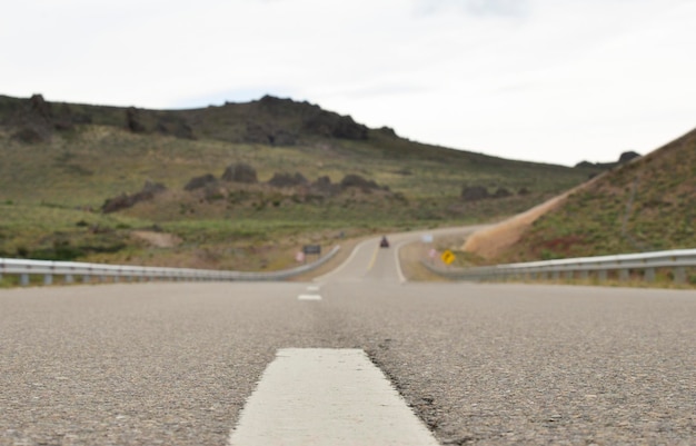 ruta de asfalto de montaña con línea blanca