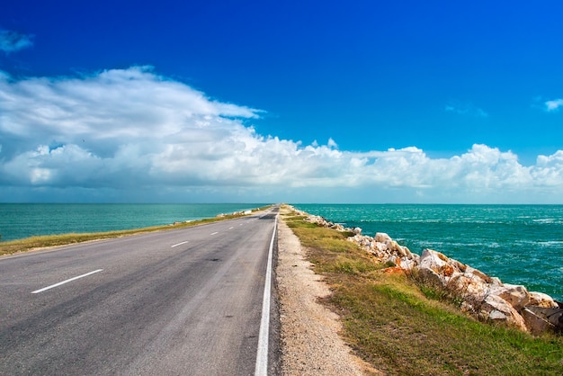 Ruta por carretera que sale de la presa artificial a granel artificial de la isla de Cuba a Cayo