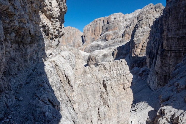Ruta de cuerda fija escalada vía ferrata Alpes italianos Turismo de montaña en los Dolomitas Italia