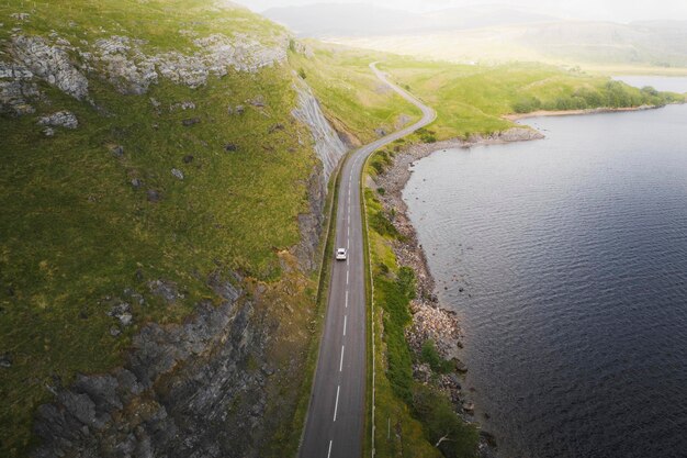 Ruta escénica durante la puesta de sol en Escocia